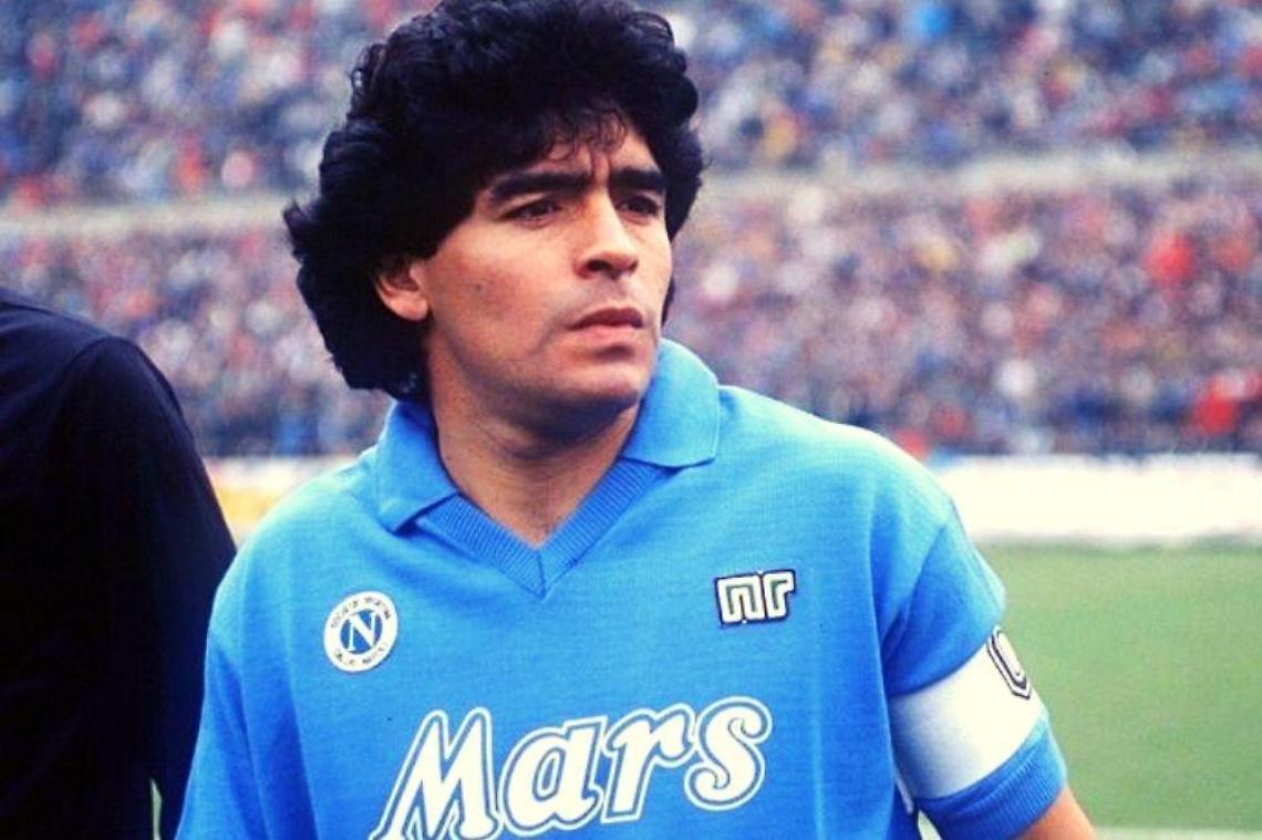 Molestano i passanti per vendere foto di Maradona, multati e espulsi