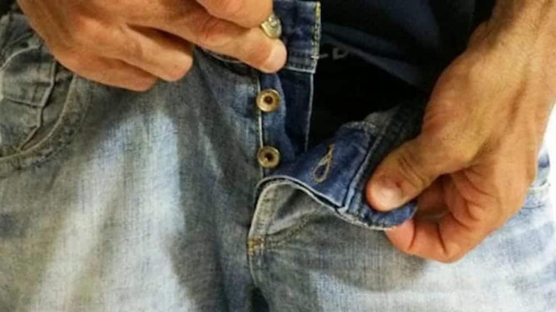 Si abbassa i pantaloni davanti a una ragazza, rinviato a giudizio