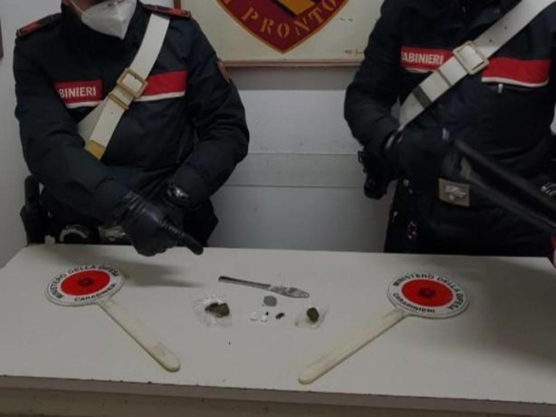 Trovati con cocaina, hashish e un coltello: due denunciati