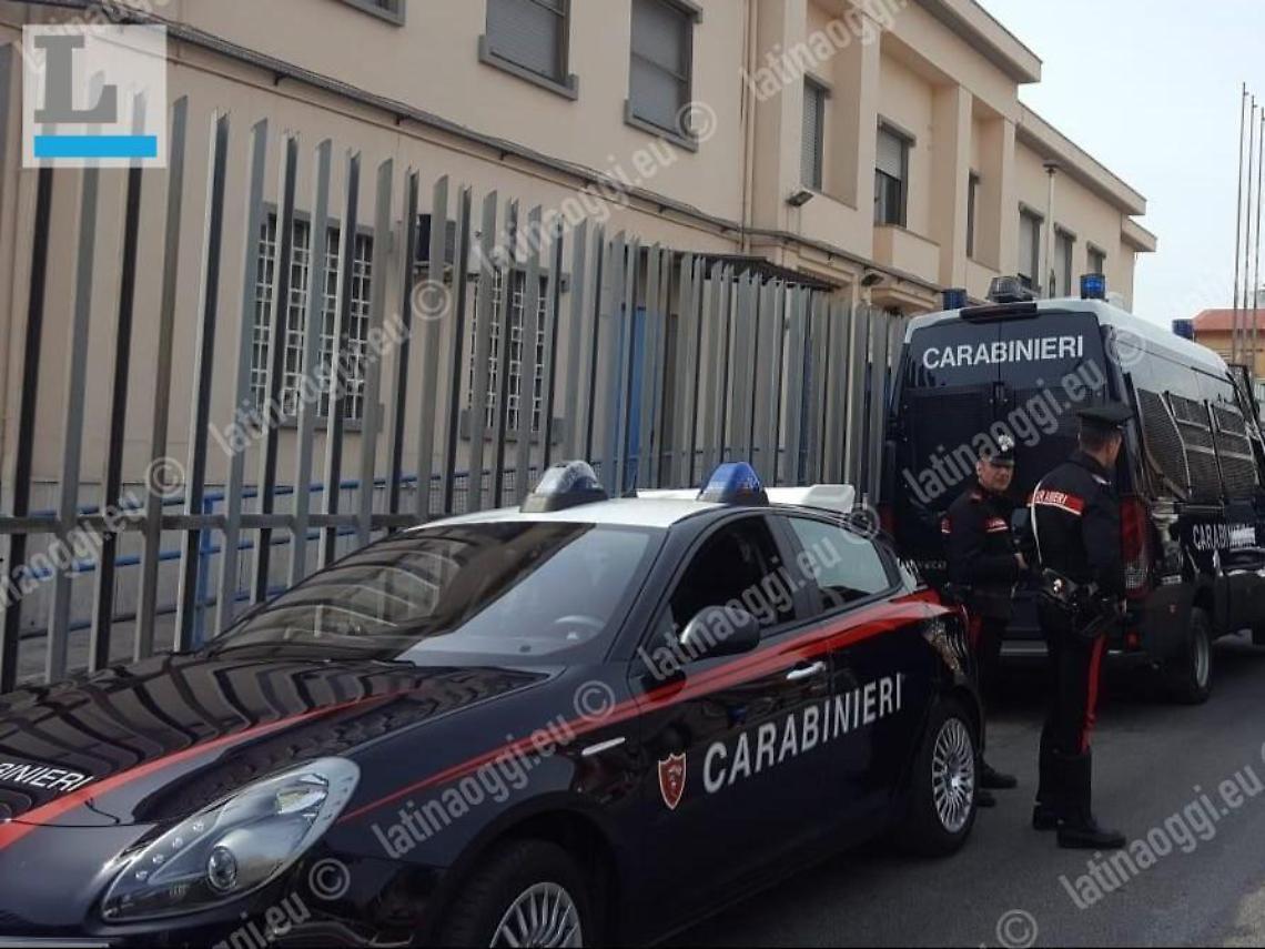 Minaccia, molesta e percuote i vicini: arrestato un 43enne