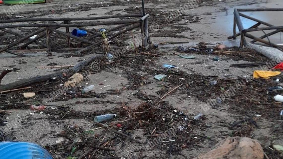 Esondazione del Pontone, danni a Vindicio: litorale come una discarica