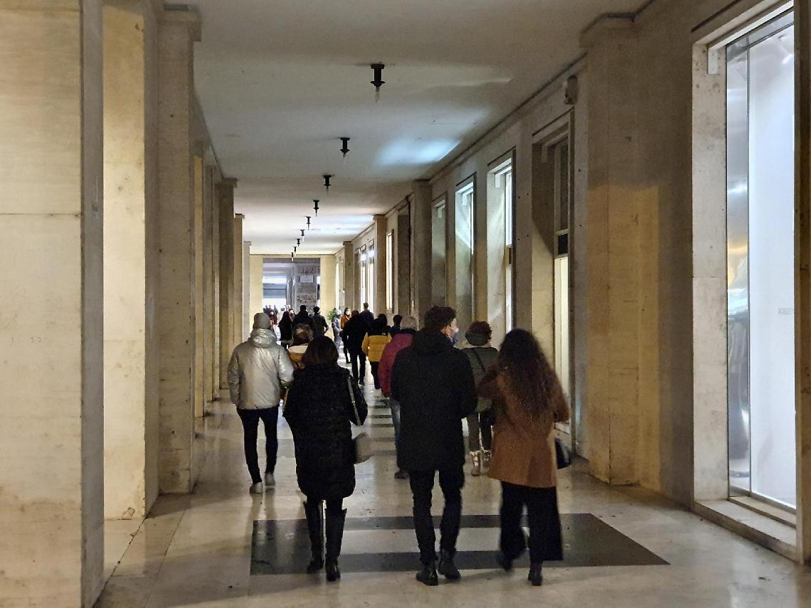 Il portico buio proprio nel salotto della città