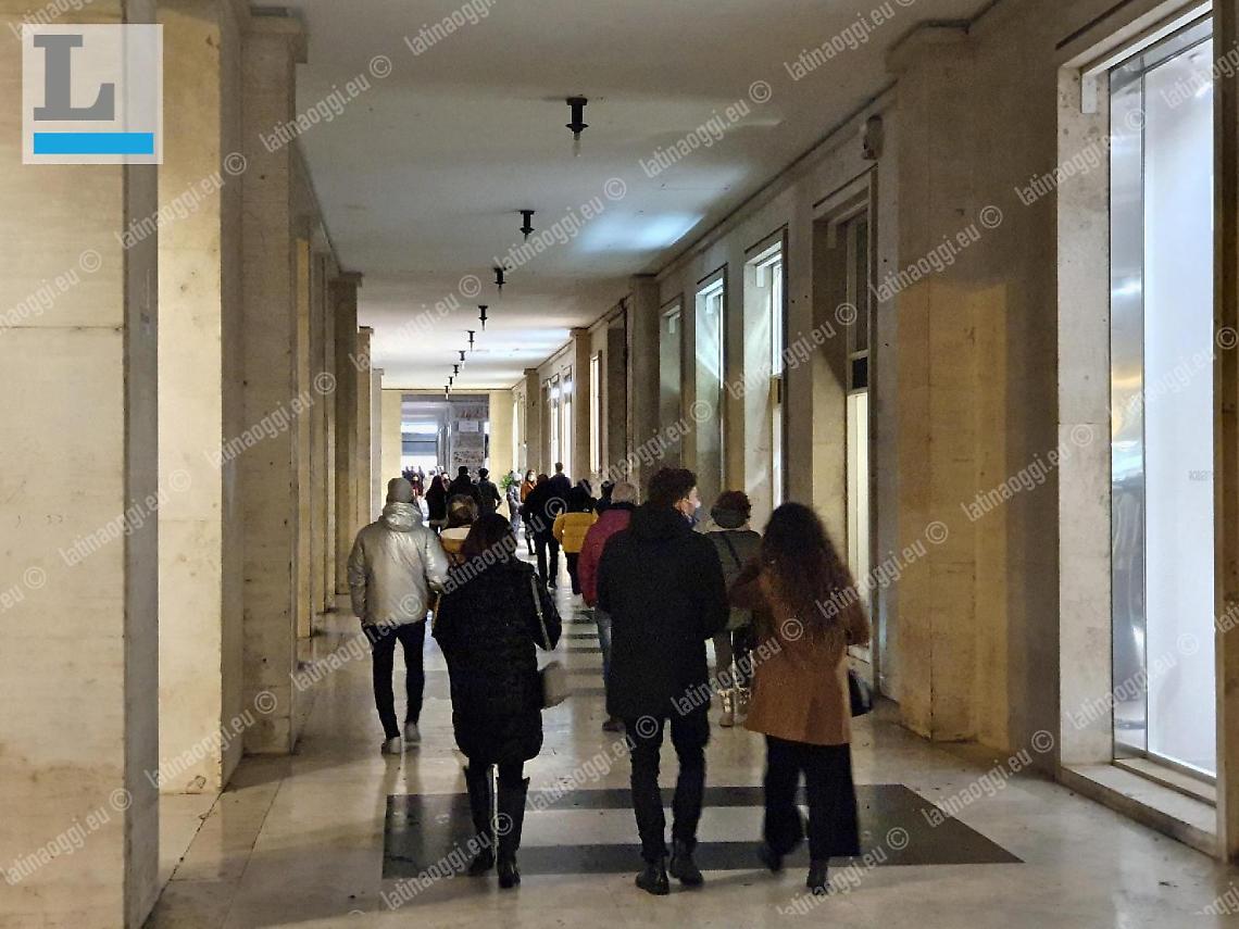 Il portico buio nel salotto della città. La protesta dei commercianti