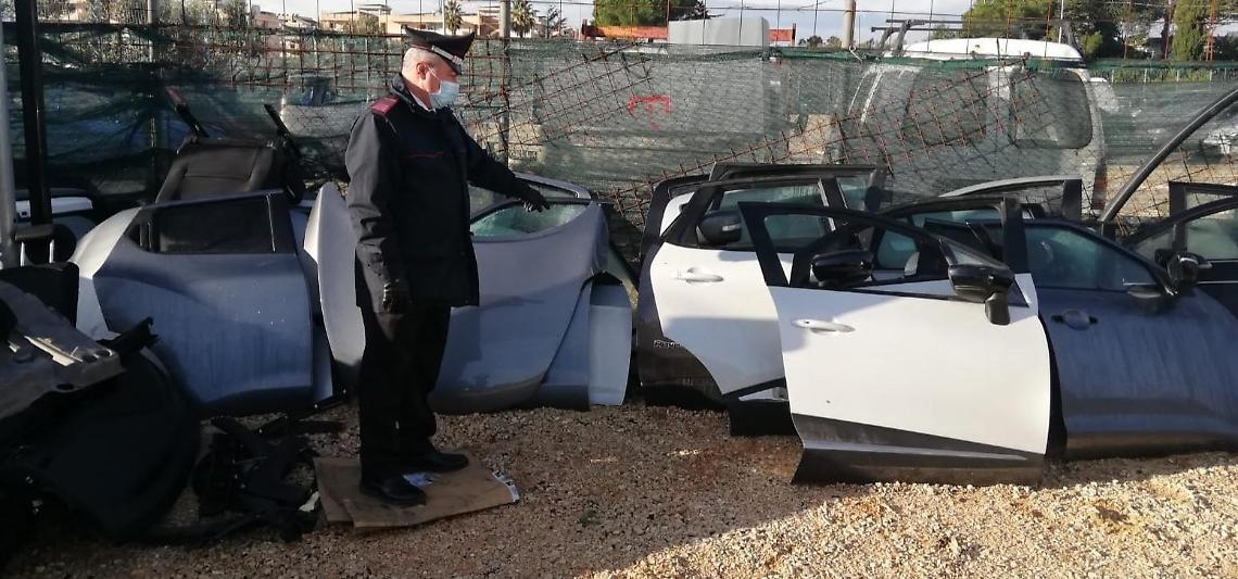 Un capannone di pezzi d' auto e moto rubate, due denunce