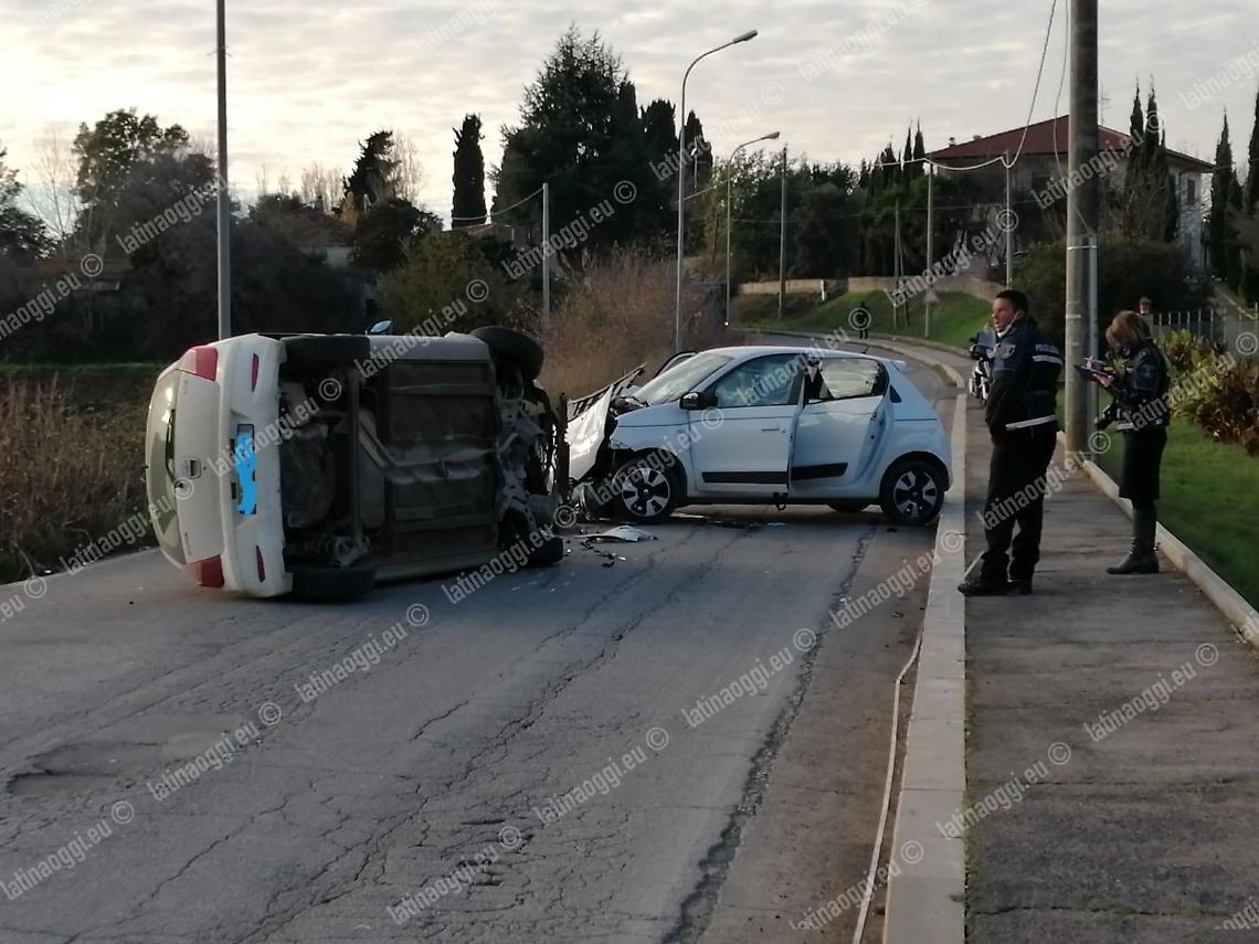 Incidente tra due auto a Montello, una si ribalta: soccorsi due feriti