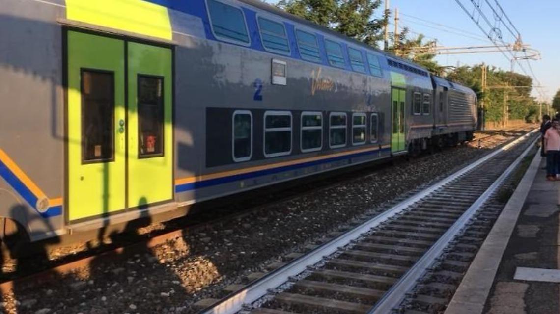 Cade attraversando i binari, la Polfer lo salva e poi... lo multa