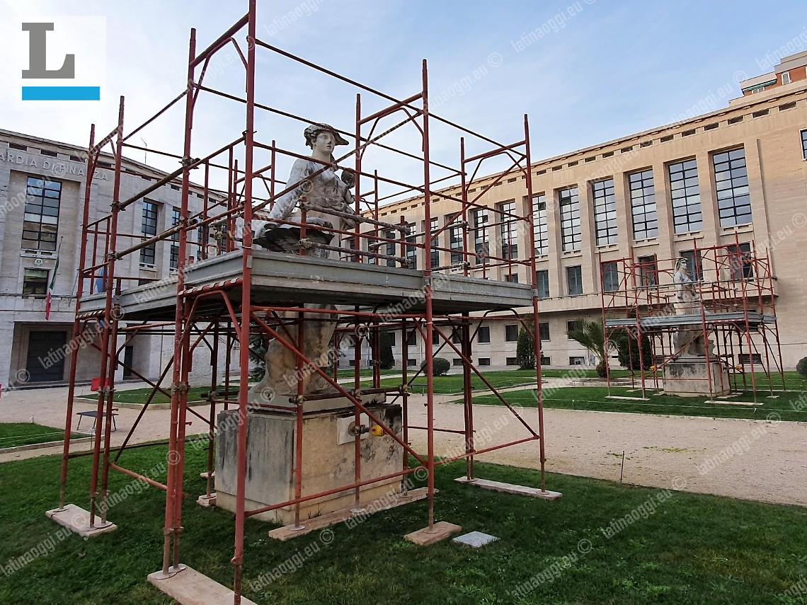 Statue a Palazzo M, parte il cantiere per il restauro delle opere