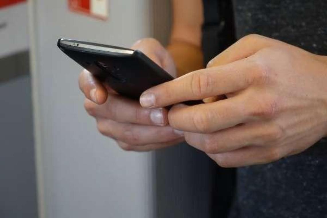 Invia al figlio un video mentre impugna una pistola, denunciato un 44enne