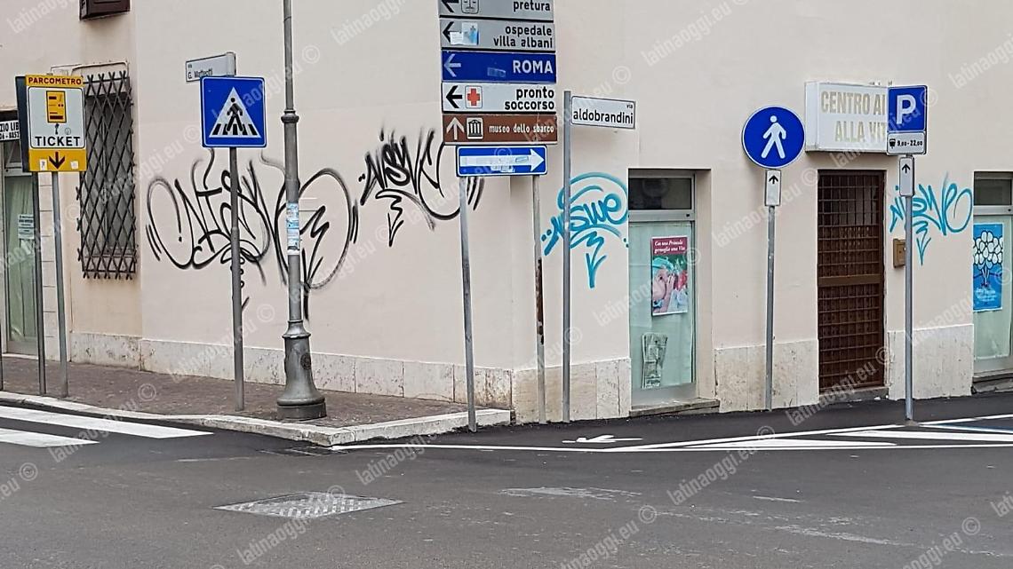 Zona rossa e coprifuoco non scoraggiano i vandali: muri imbrattati