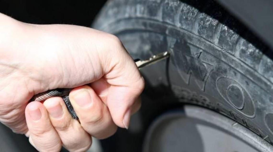 Buca le gomme a 31 auto in sosta a Cassino, denunciato un pontino