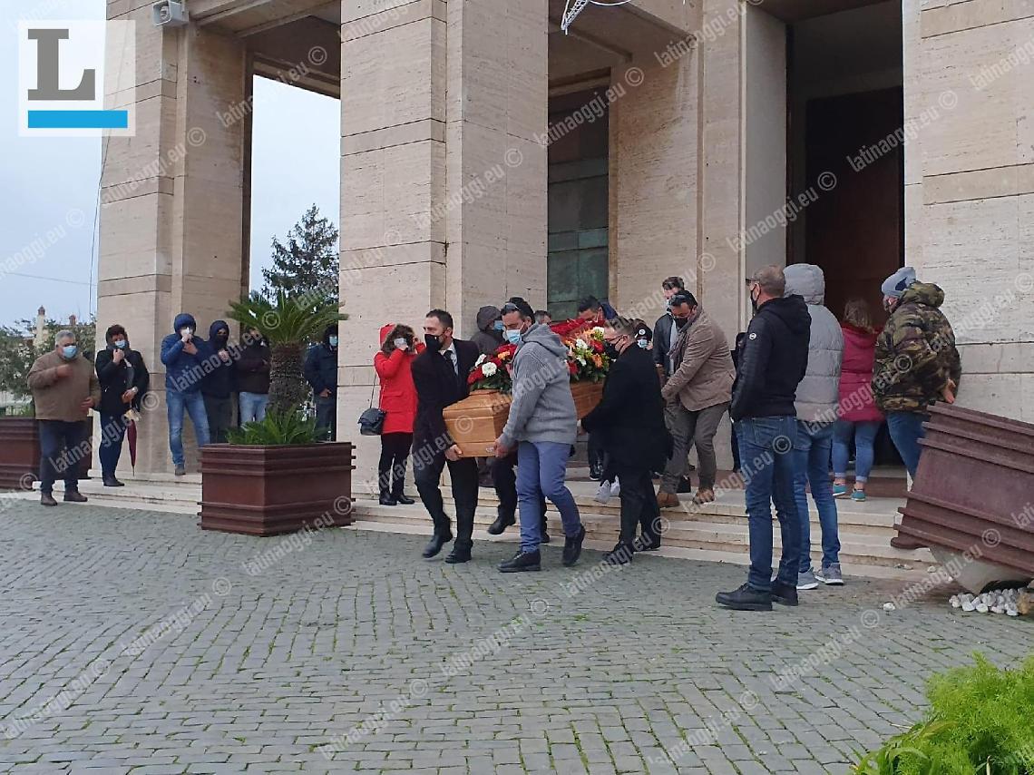 Omicidio Fabrizio Moretto, folla al funerale. Il parroco: fermate la violenza
