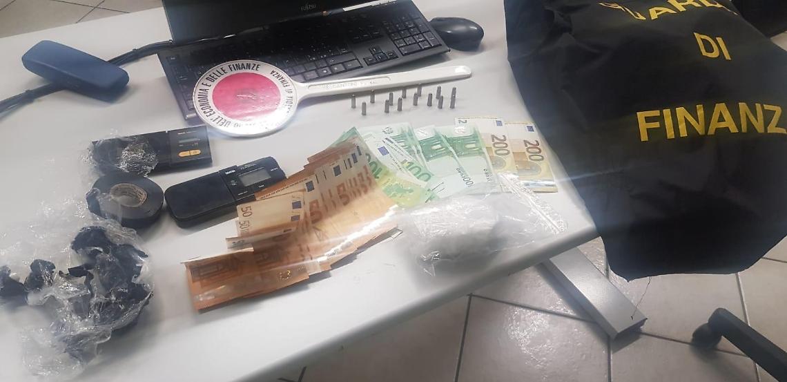 Nascondeva 150 grammi di cocaina in casa, 57enne insospettabile arrestato