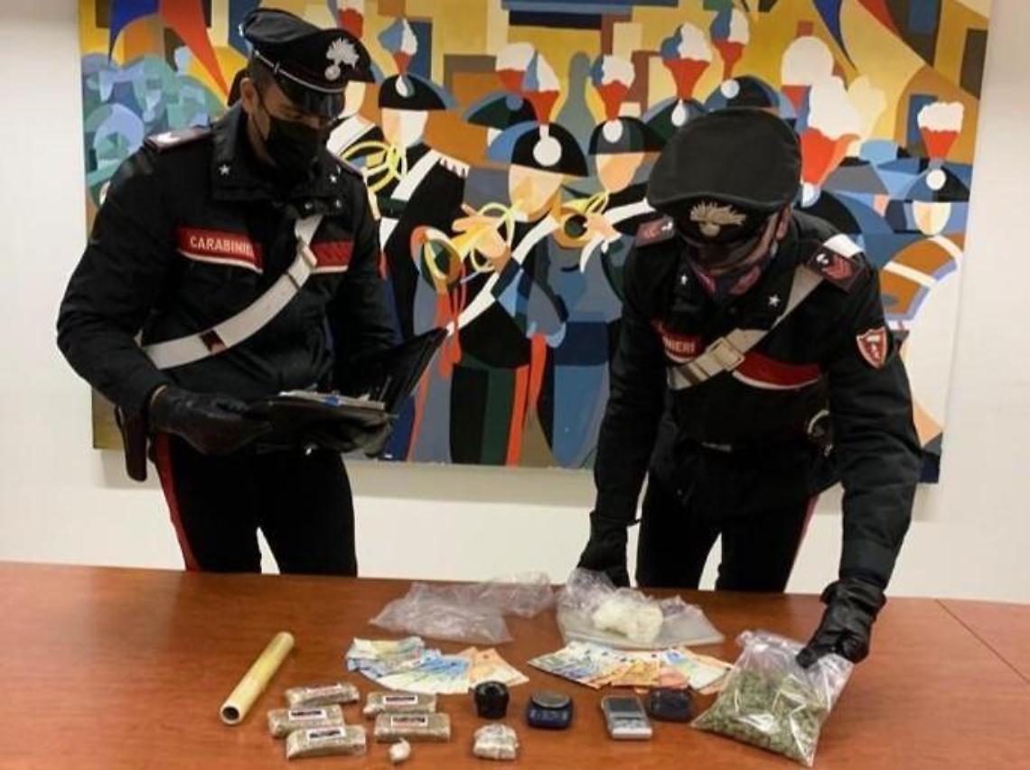 Trovati con oltre mezzo chilo di hashish e quasi un etto di marijuana: arrestati