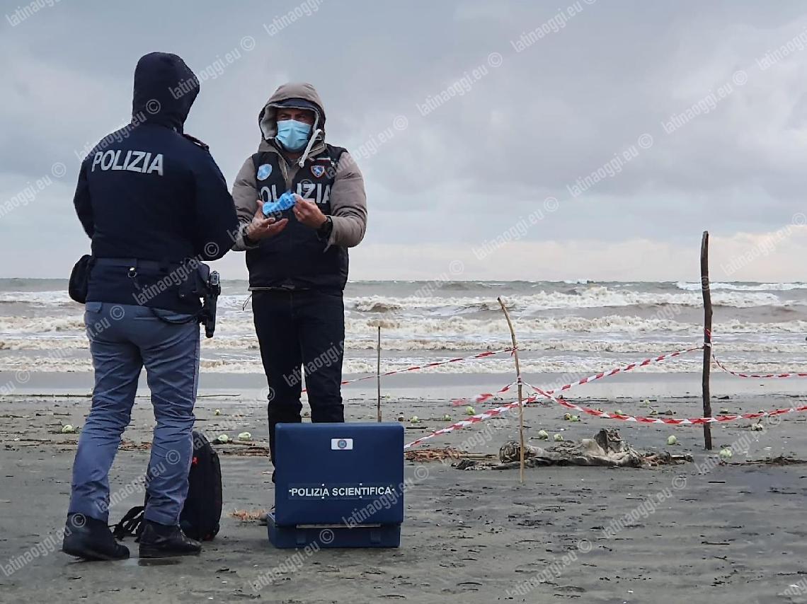 Resti umani in spiaggia, l'autopsia: il cadavere ha 4 denti d'oro