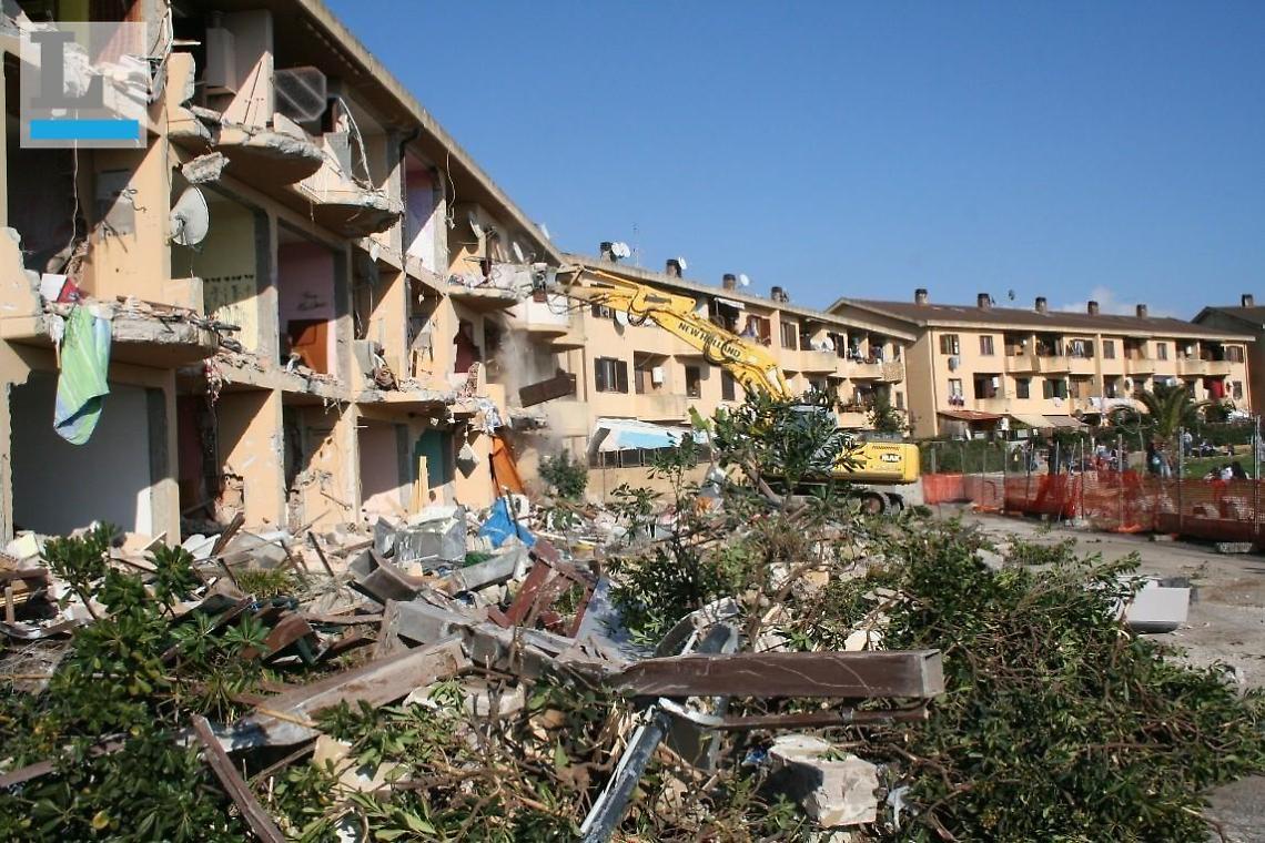 Serpentone alle Salzare, il palazzone nel degrado sarà abbattuto