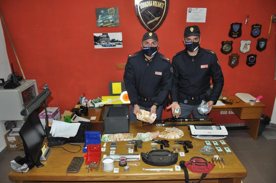 Nascondevano armi e oltre mezzo chilo di droga, due arrestati