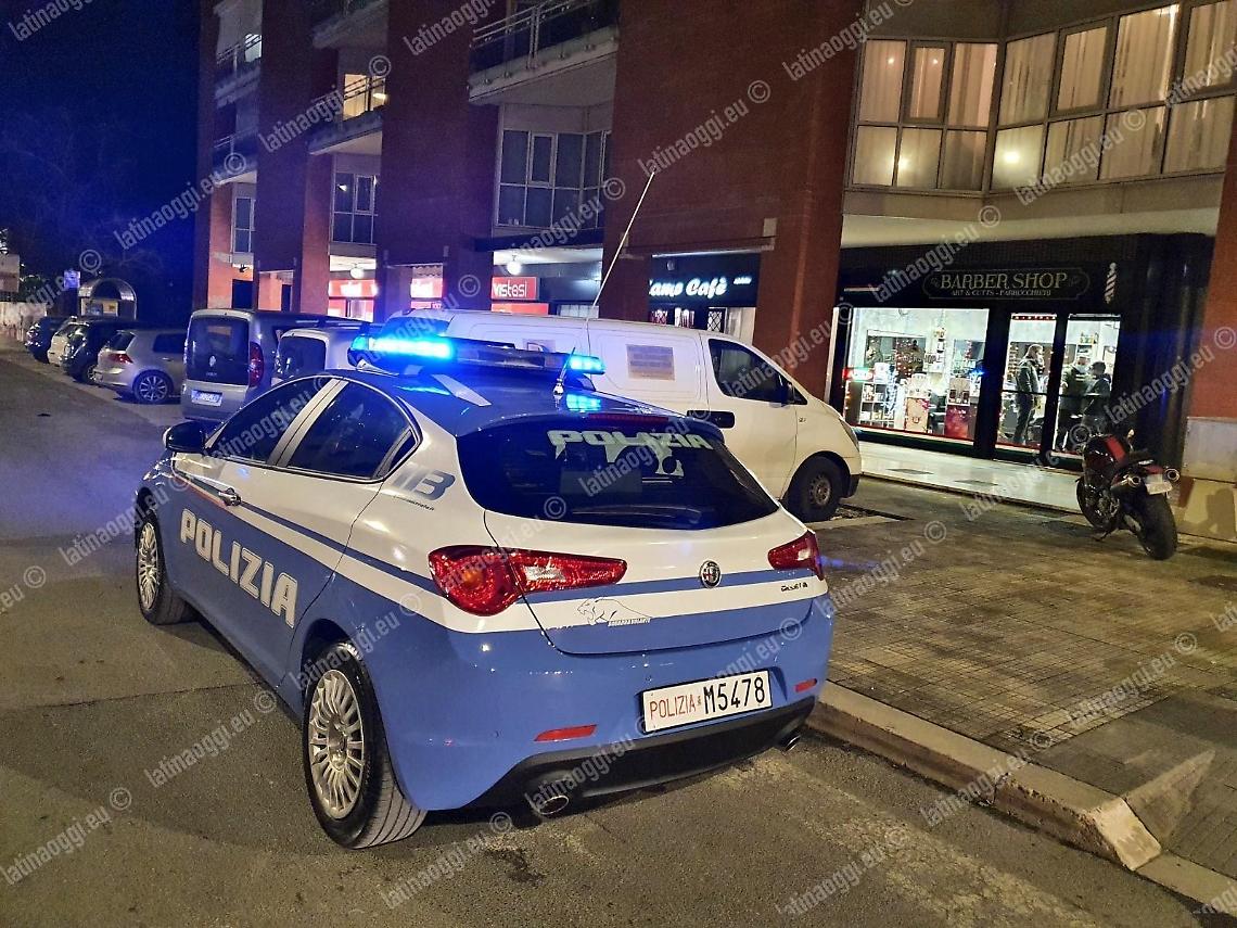 Botte al barbiere per la rapina, caccia al bandito in fuga