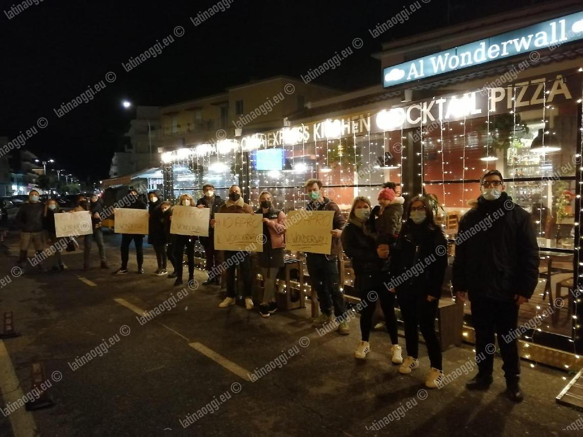 La protesta dei commercianti: le restrizioni ci stanno affondando