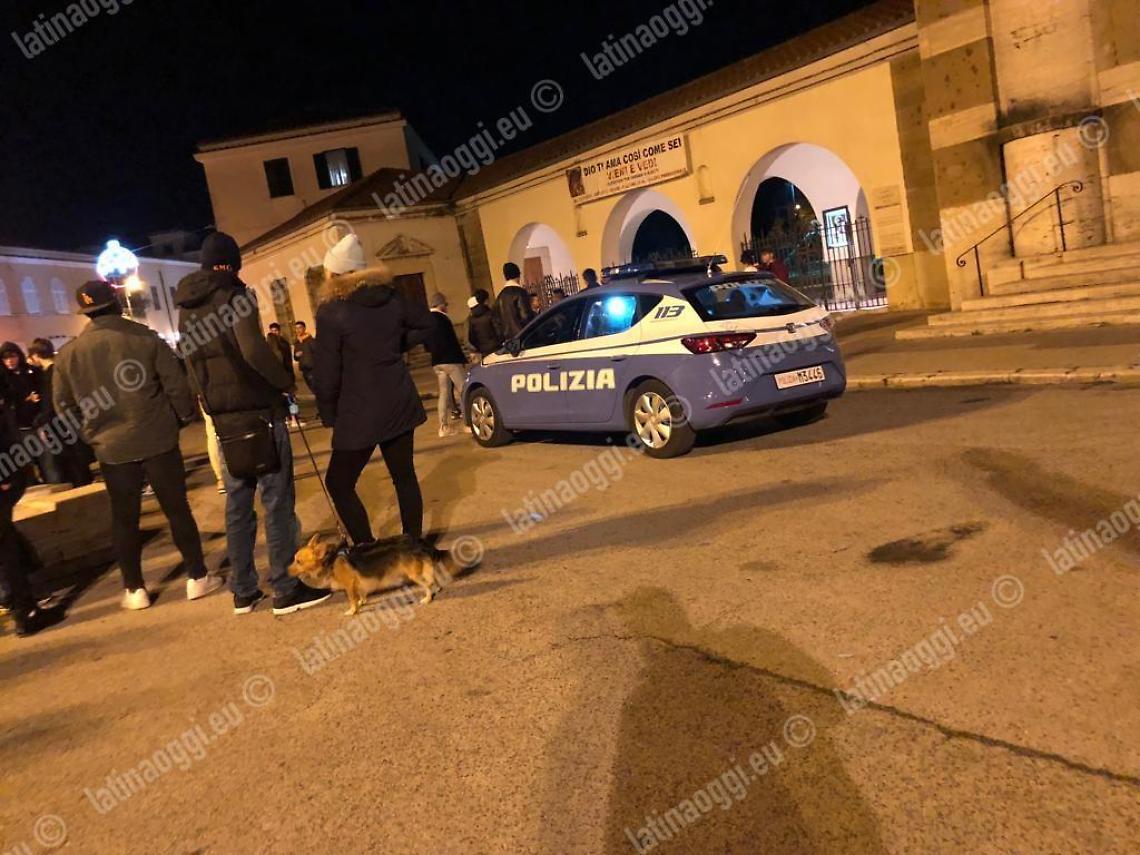 Strade piene e risse: i giovani si beffano del Coronavirus