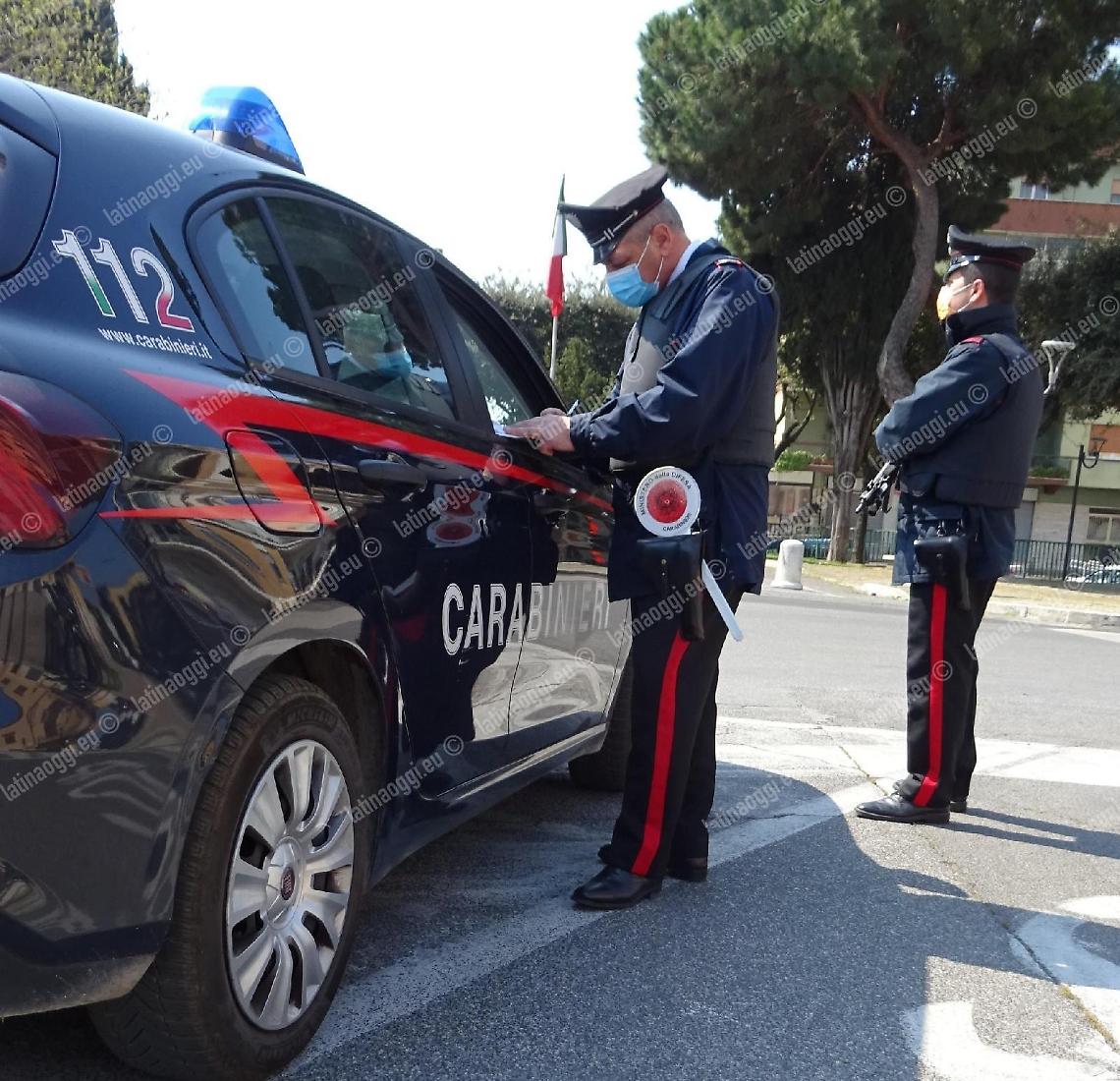 Non indossa la mascherina, fermata dai carabinieri li aggredisce: denunciata