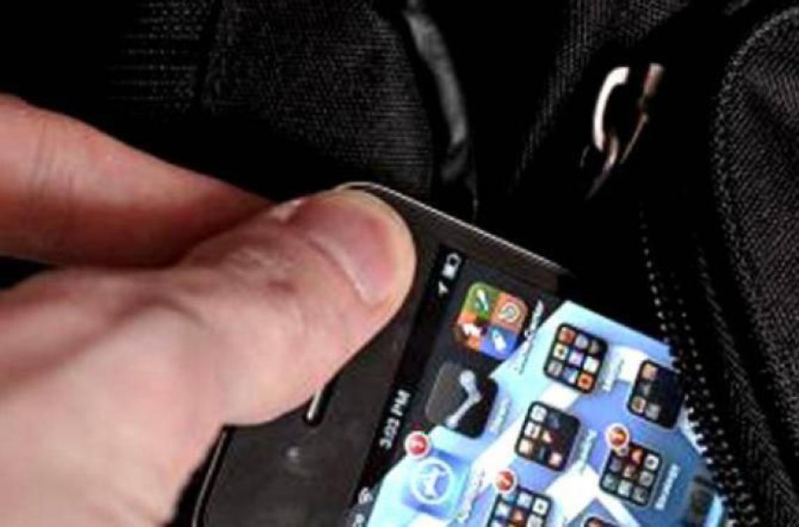 Simula una truffa per non pagare il telefono: denunciata