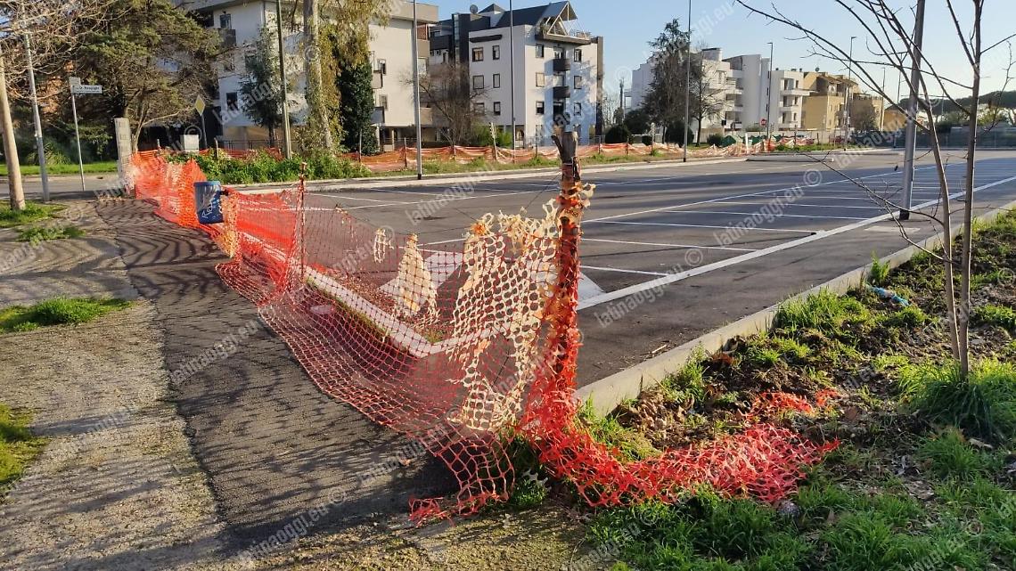 Il parcheggio ultimato e ora diventato un cantiere abbandonato