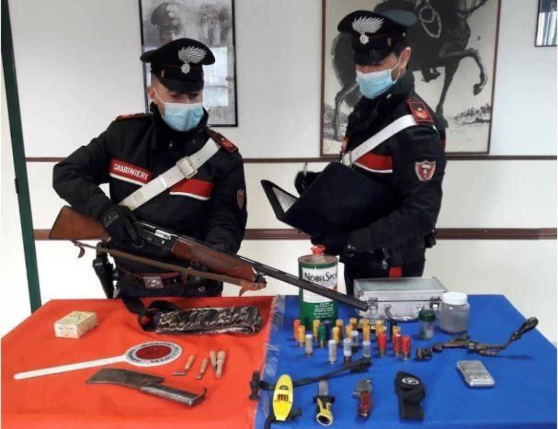 In casa deteneva illegalmente armi e munizioni. Tratto in arresto un 27enne.