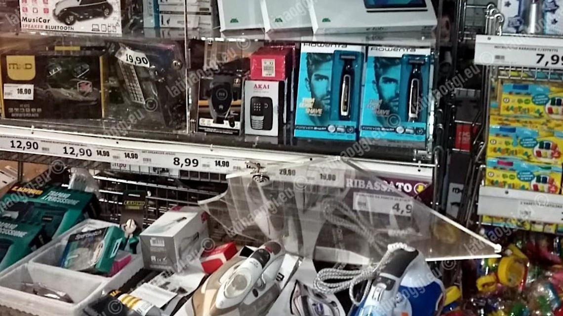Incursione dei ladri nel supermercato. Sfuma il furto di tablet e telefoni