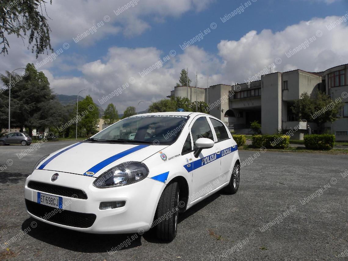 Due manufatti abusivi a pochi passi dal mare, sequestrati dalla municipale