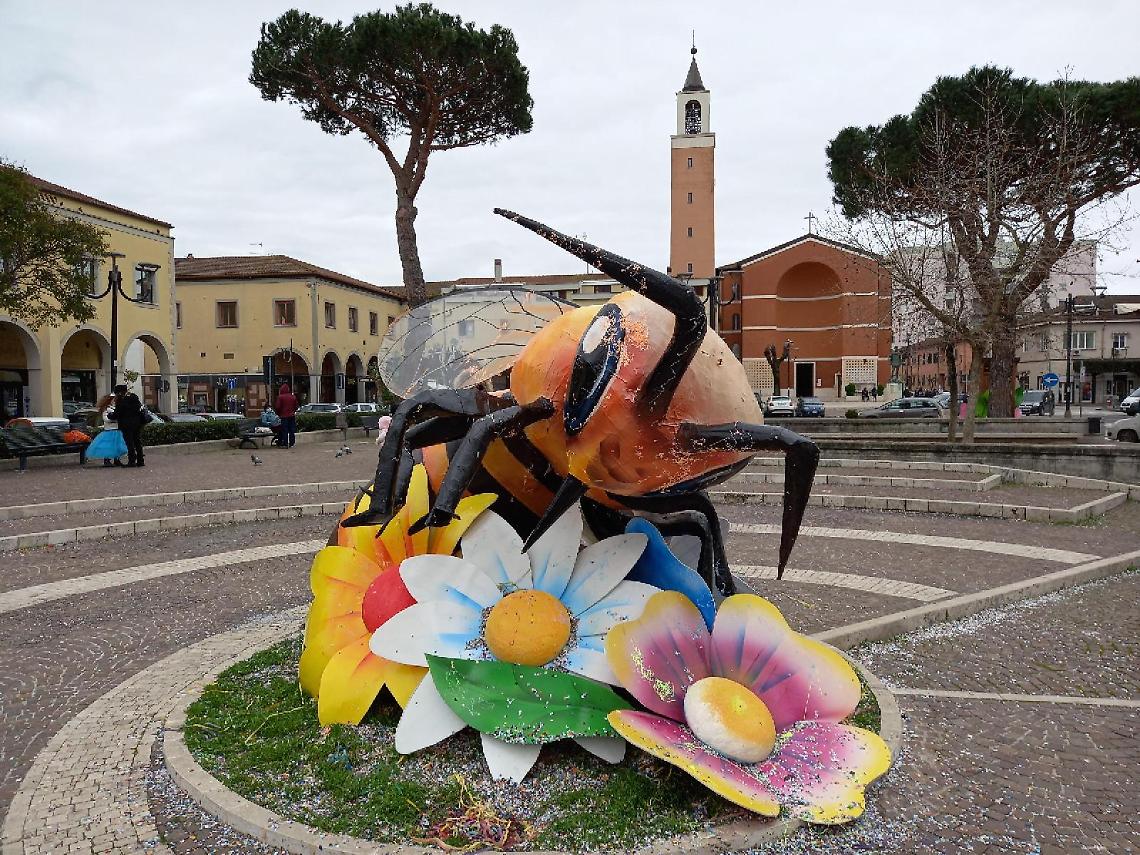 Le figure di Carnevale «colorano» il centro urbano di Aprilia