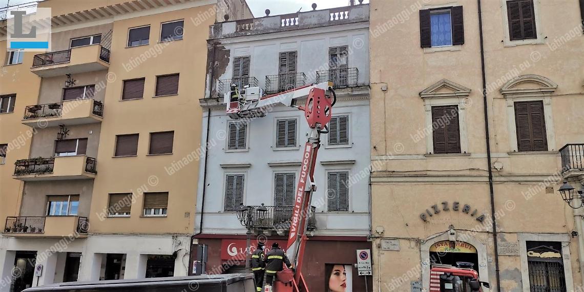 Crollano pezzi di intonaco dal palazzo: paura in piazza Cairoli