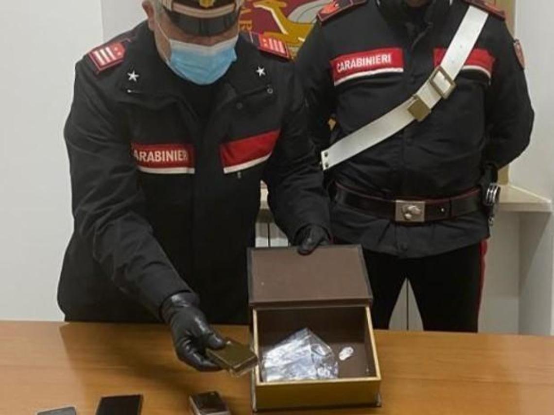 Sorpresi con due etti di hashish: arrestate due persone