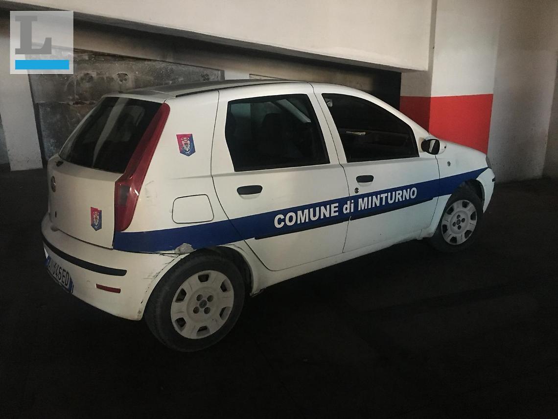Prendono l'auto del comune per "imparare a guidare"