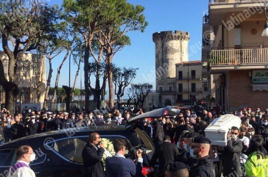 Un mare di gente per l'ultimo saluto a Romeo Bondanese