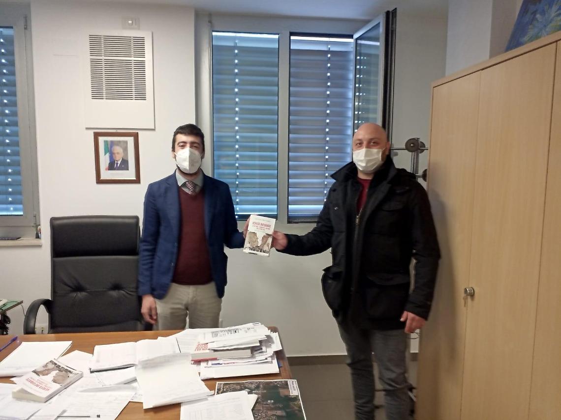 Vittime delle Foibe, un libro in dono all'assessore e alla biblioteca di Aprilia