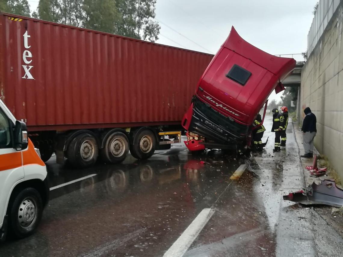 Tir sbanda e si mette di traverso. Un incidente blocca la Pontina