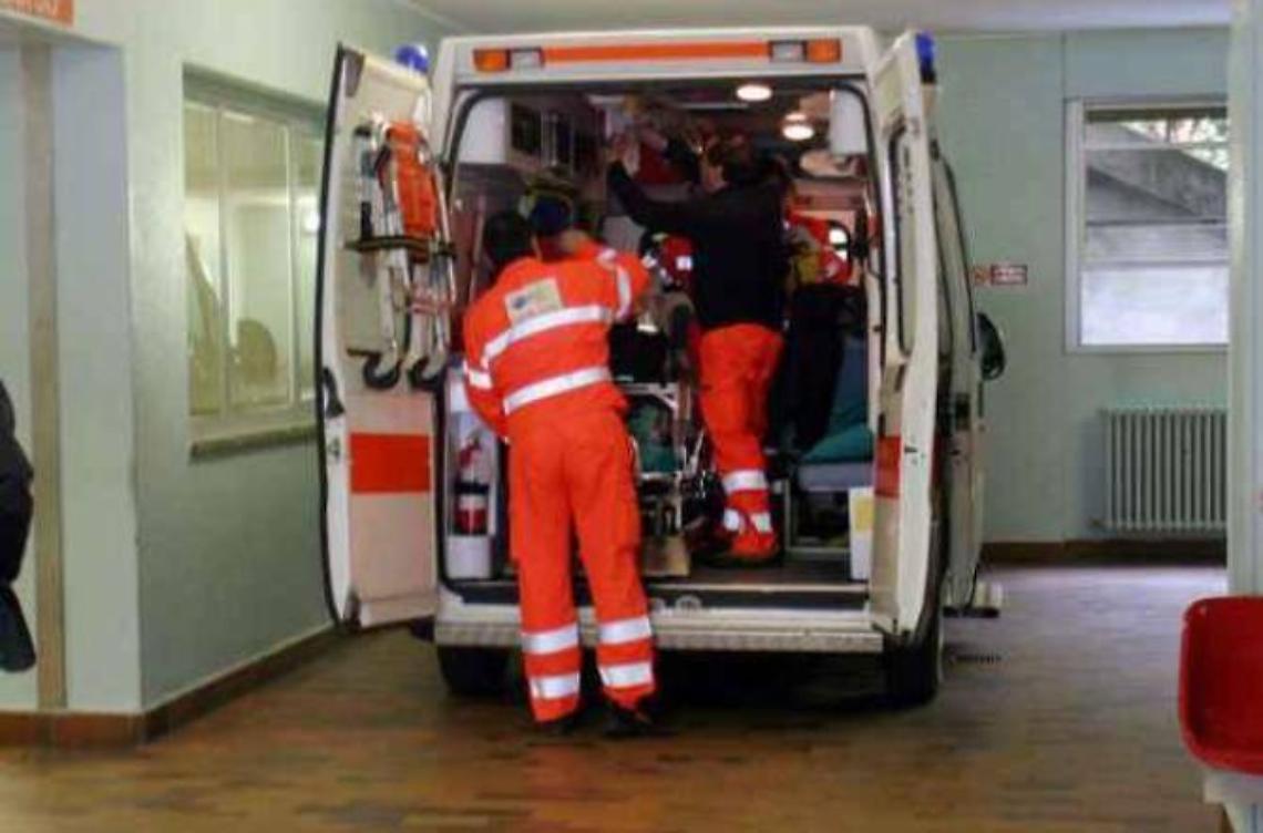 Trovato in casa in una pozza di sangue, paura per un uomo