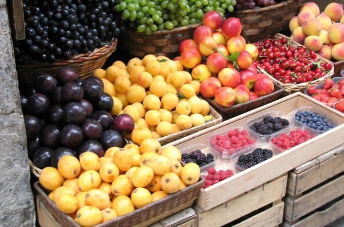 Cassette di frutta sequestrateLa Finanza le dona alla Caritas