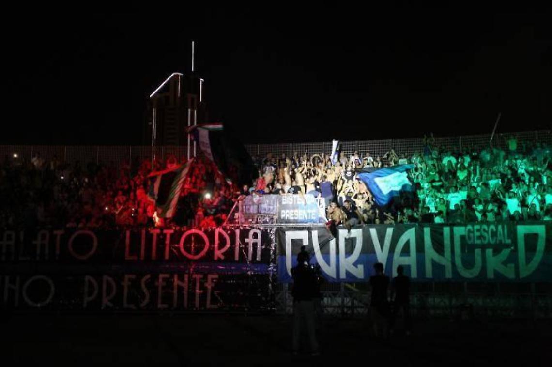 Spaccatura tra i diversi gruppi della tifoseria. Ieri si &egrave; arrivati anche alle mani