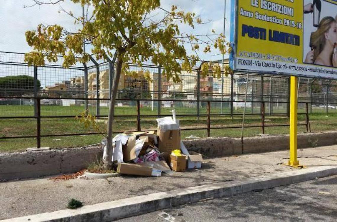 Rifiuti, infinite le vie degli incivili. "Monnezza" a getto continuo