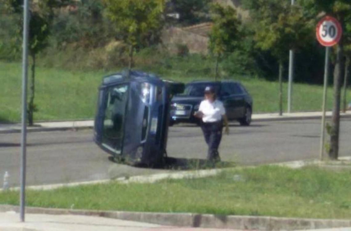 Perde il controllo dell'auto e resta... in bilico sulla strada