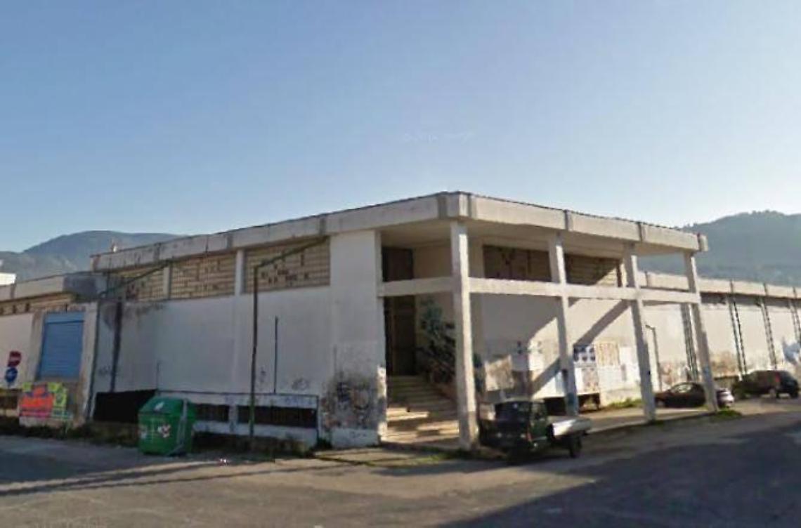 Ex mercato e farmacia vanno in vendita