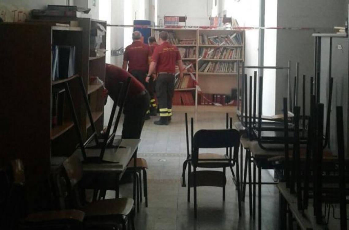 Aule inagibili, asilo nel caos alla 