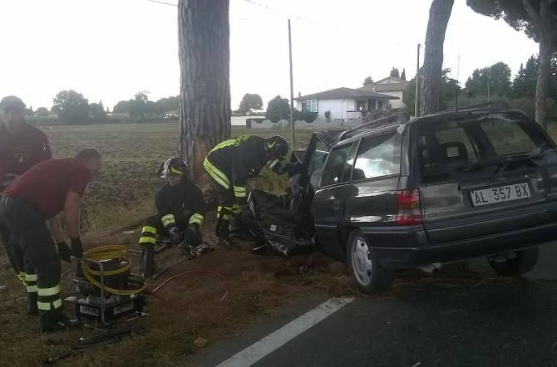 Finisce contro un albero, muore un automobilista