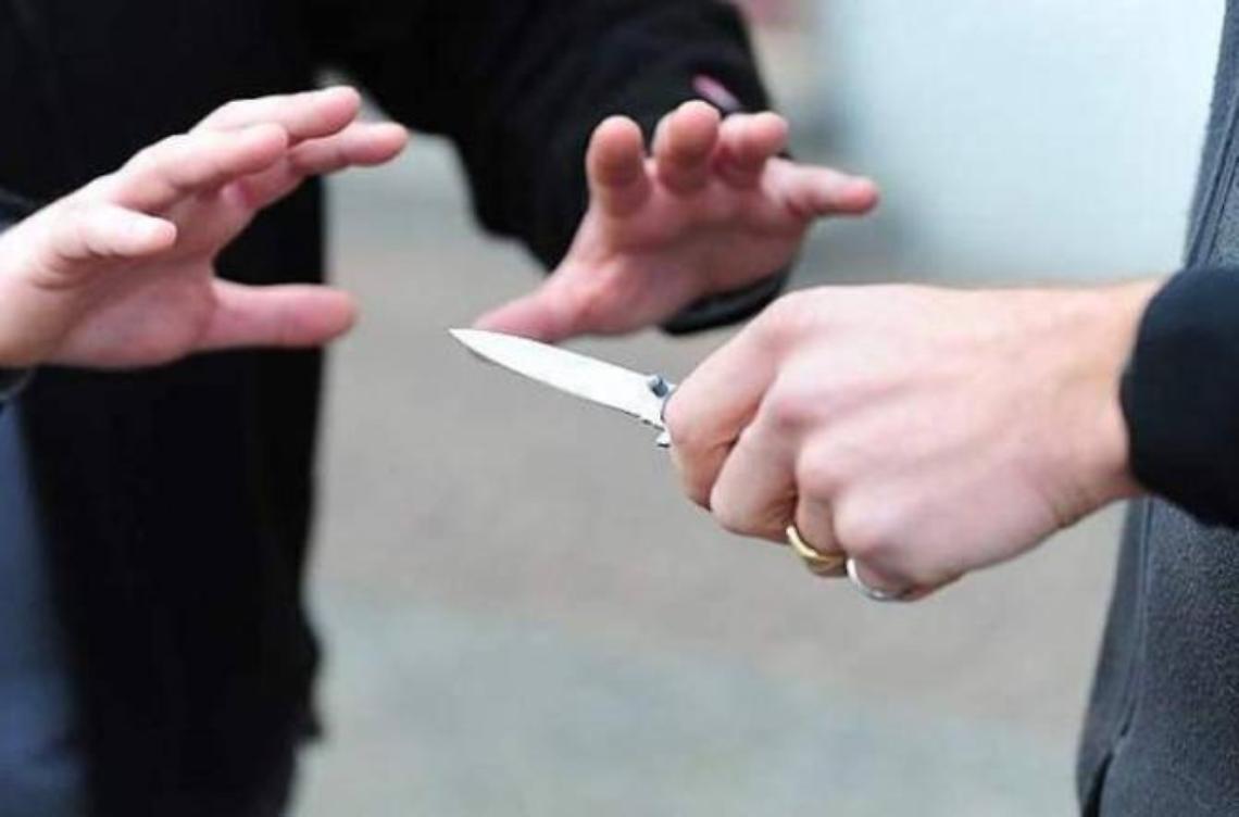 Minaccia la mamma con un coltello Arrestato dalla polizia a Fondi