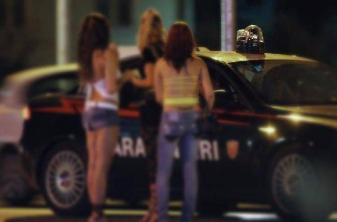 Blitz anti-prostituzione sulla via AsiFogli di via ed espulsioni della polizia
