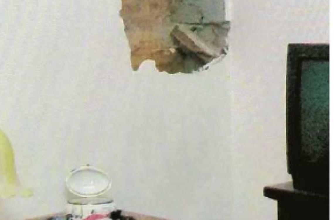 Nella foto il buco rimasto nella parte dopo il blitz degli scassinatori nell'abitazione