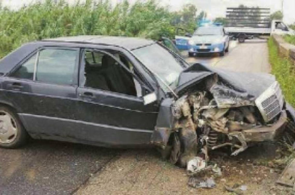 La Mercedes 190 coinvolta ieri dell'incidente in via Artemide