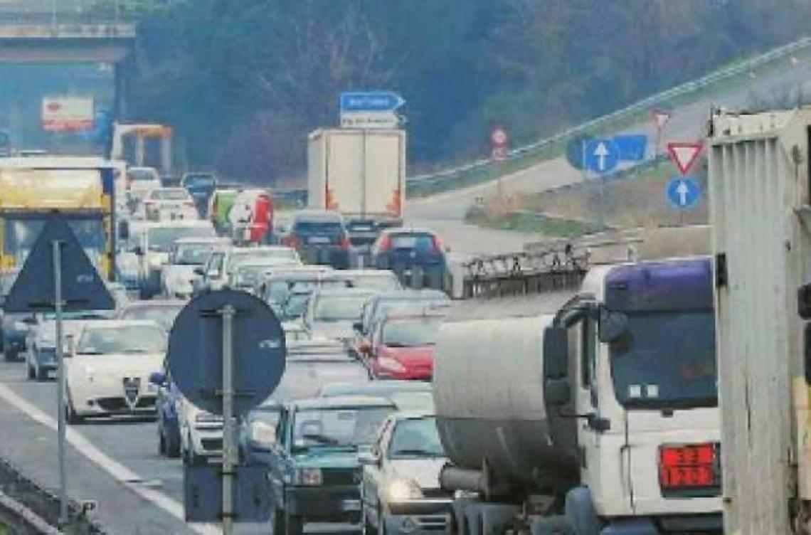 Nelle foto alcuni mezzi pesanti in transito sulla Pontina.