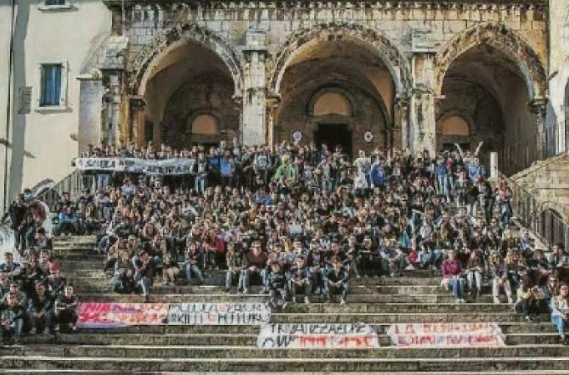 Un momento della manifestazione degli studenti dell'Istituto Rossi di Priverno davanti al Palazzo del Comune